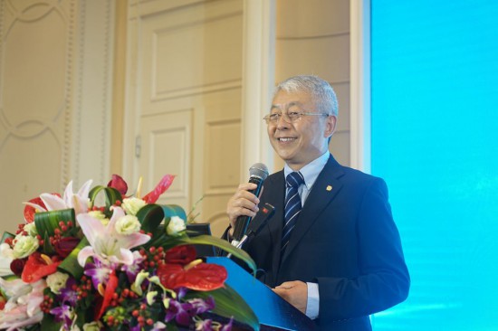 中国涂料工业协会秘书长阎永江先生主持2018中国涂料工业信息年会