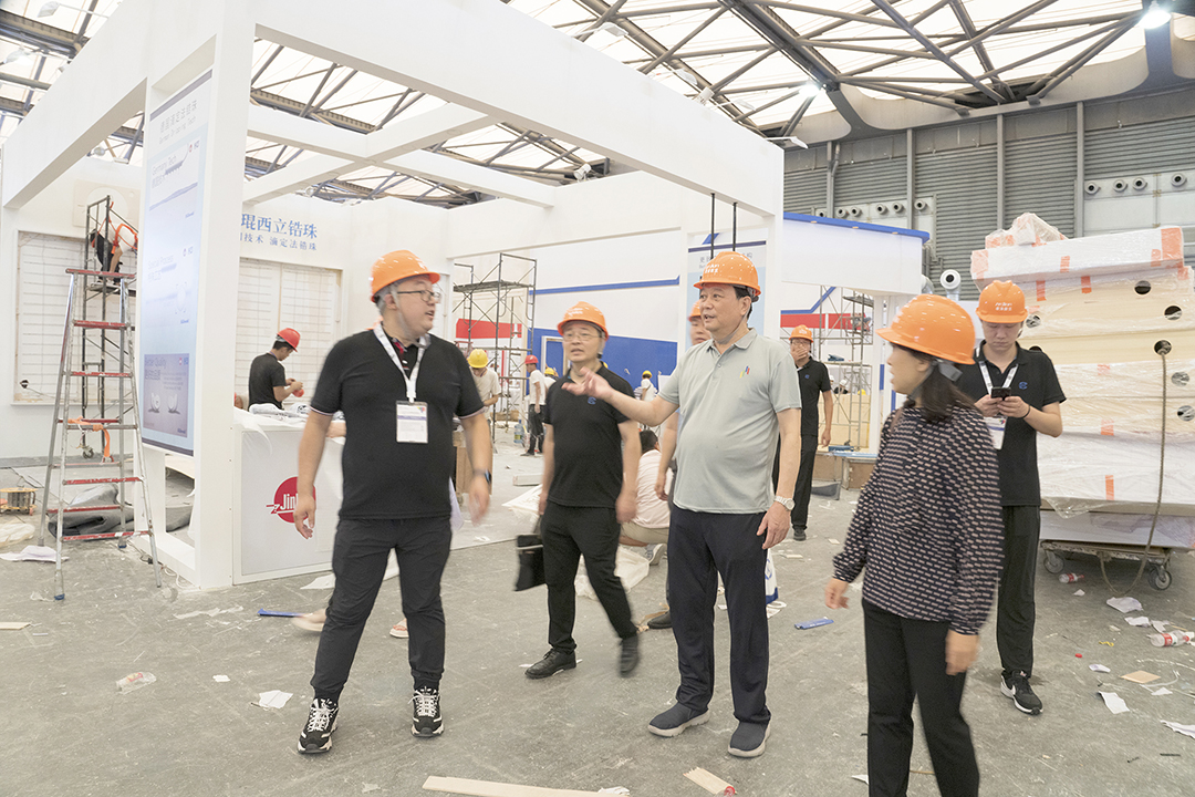 刘普军会长亲临现场指导展前准备工作